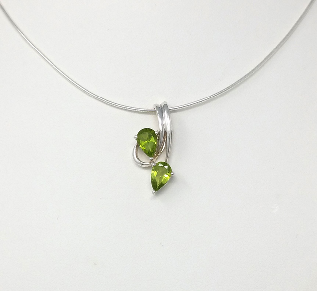 PENDENTIF DEUX GOUTTES DE PERIDOT CERTIES D&#039;ARGENT MASSIF VENDU SANS CHAINE - VP485