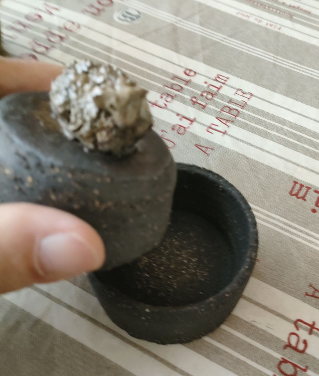 Boites en grès noir avec couvercle orné d'un mouton modelé