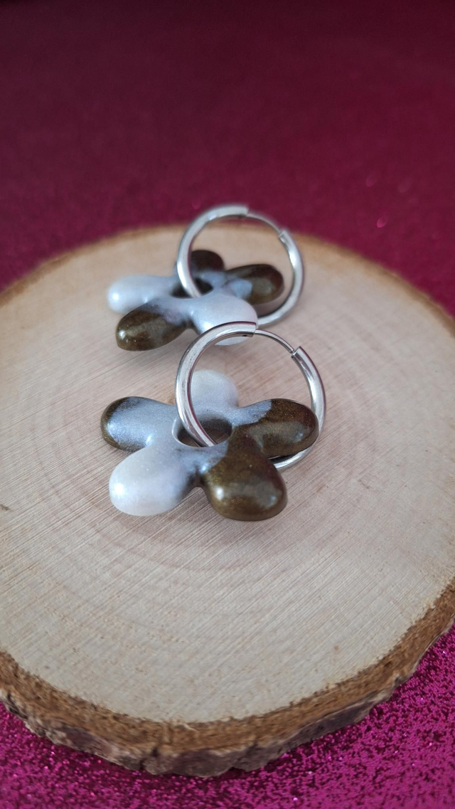 Créoles argentées fleurs kaki et blanc