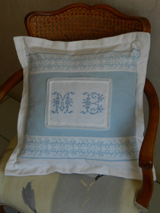 housse de coussin linge ancien lin monogramme MB point de croix brodé main dentelle