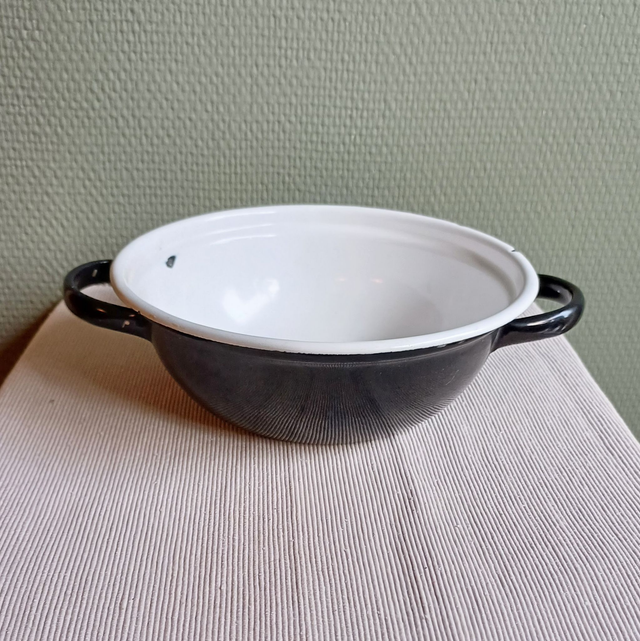 Oud Hollandsch | Geëmailleerd metalen Schaal met 2 handvatten in Zwarte kleur Witte binnenkant (diameter 19,5 cm | hoogte 7,0 cm) | Vintage
