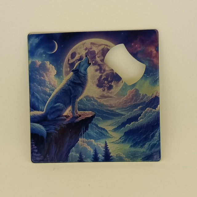 Loup sur rocher bleu