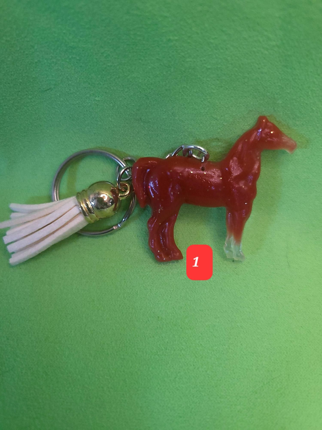 Porte clef cheval avec froufrou 