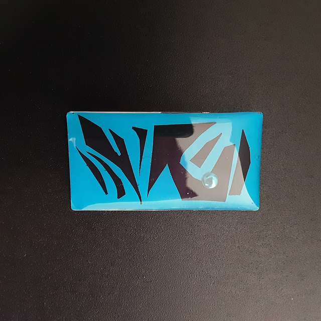 Broche rectangle collection ethnique fond bleu et incrustation noire et cabochon bleu électrique