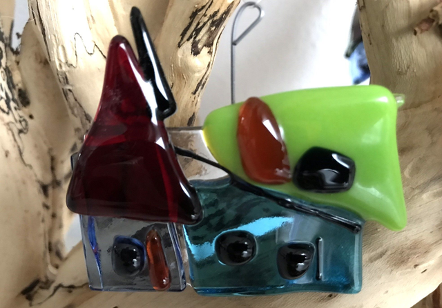 o8 Bunter Glashäuschen-Anhänger . Chrismas Art . 7,5 x 8 cm