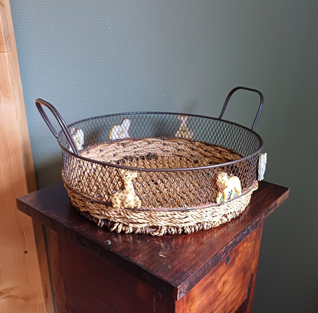 Italiaanse Fruitmand Groentenmand Broodmand Zwart draadmetaal met Gaas en Zeegras bodem Dieren decor (diameter 28 | hoogte 15 cm) | Vintage