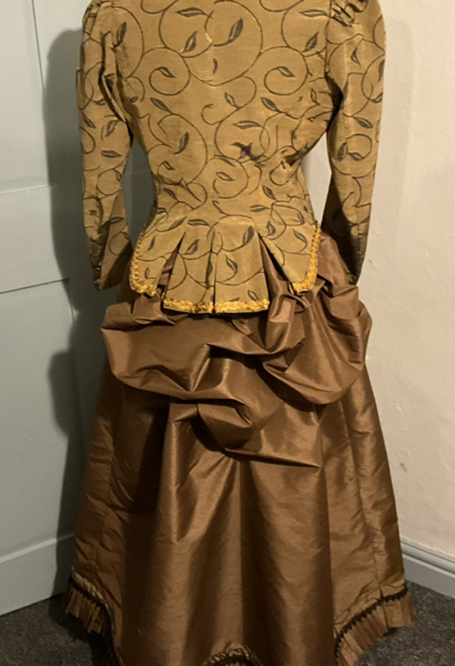 Two piece bustle ensemble 001