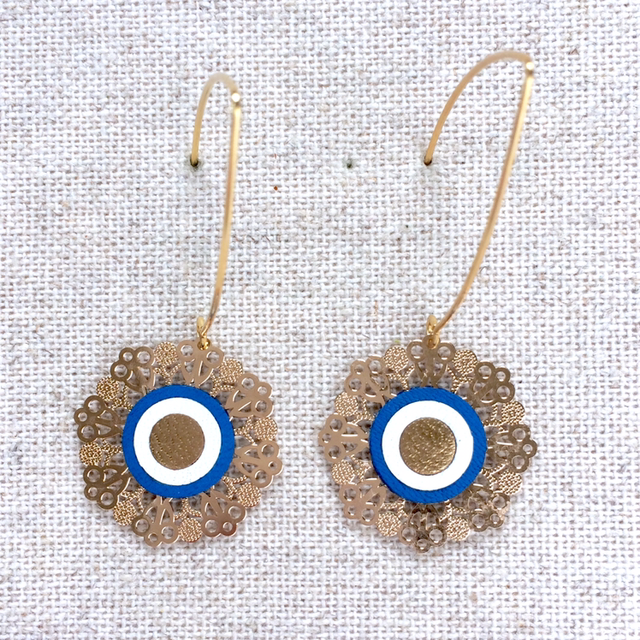 Boucles d’oreilles « Ornementation » dorées, cuir bleu vif, blanc et doré