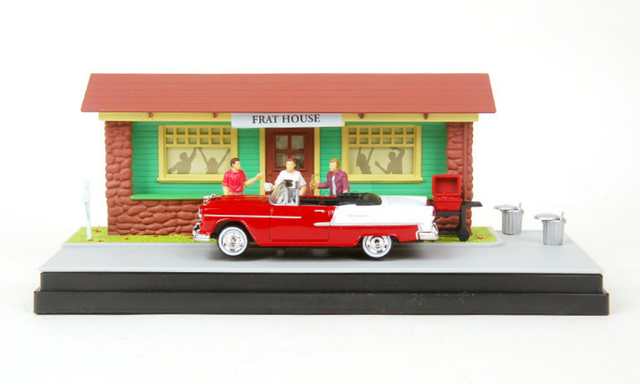 Speelgoed auto - Frat house diorama met 1955 Chevy Bel Air