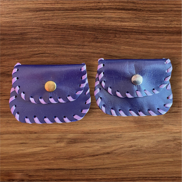 Pochette à chapelet en cuir violet métallisé