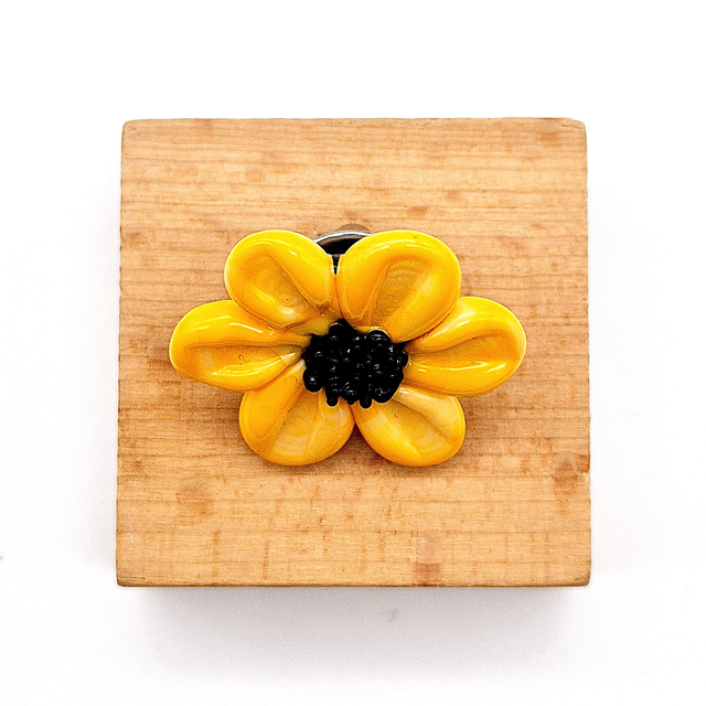 Pin's Marguerite jaune orangé
