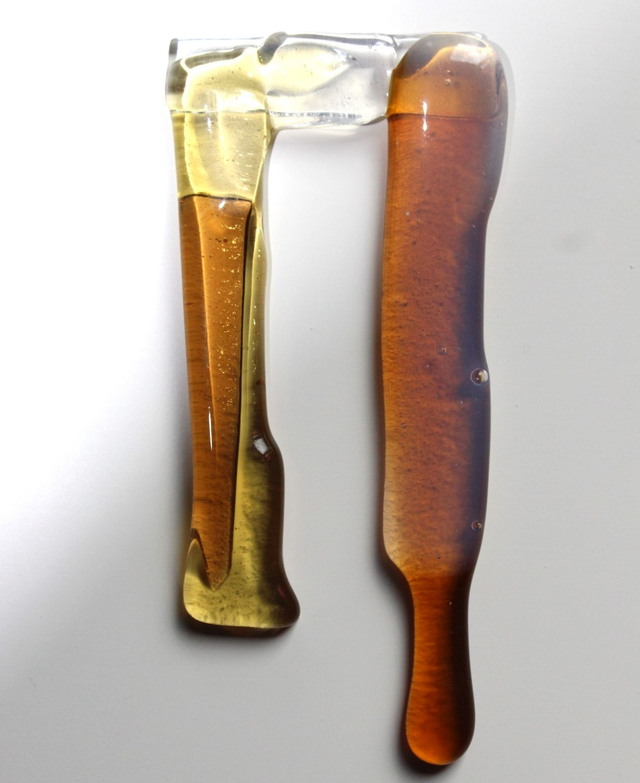 o7 Schmuckanhänger aus Glas in bernsteinfarben und leichtem Opalglas-Schimmer . 4,5 x 10 cm