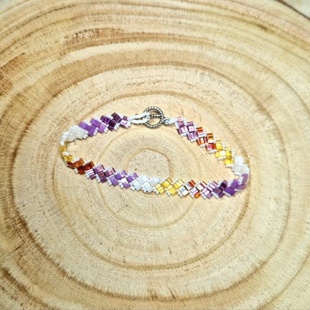 Bracelet half tila aux couleurs du drapeau lesbien