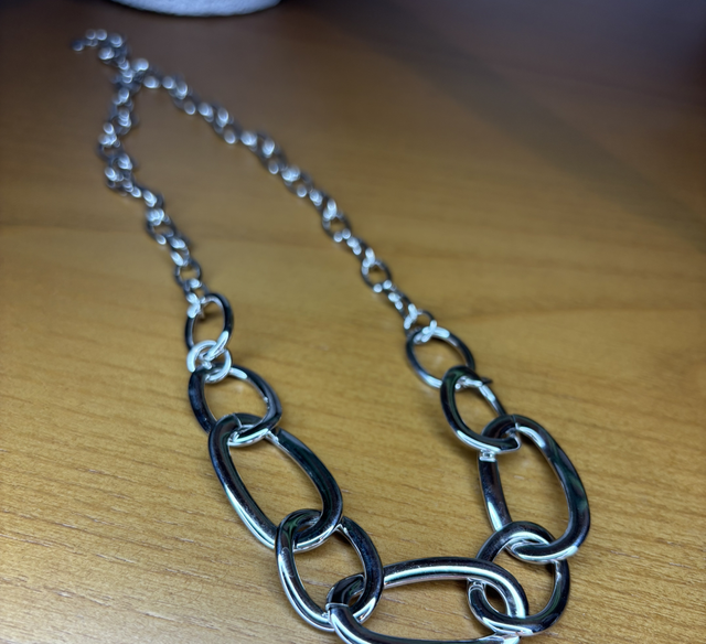 Collier avec jeu de mailles et chaines 