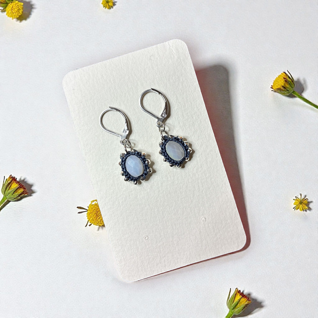 Boucles d'oreilles en dentelle de frivolité et perle en cristal bleu gris