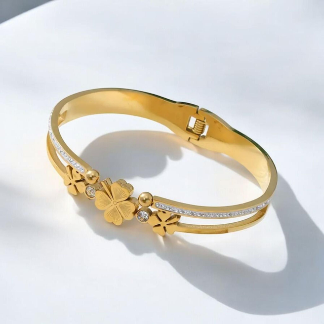 Beautiful 18K Yellow Gold Plated Bangle 