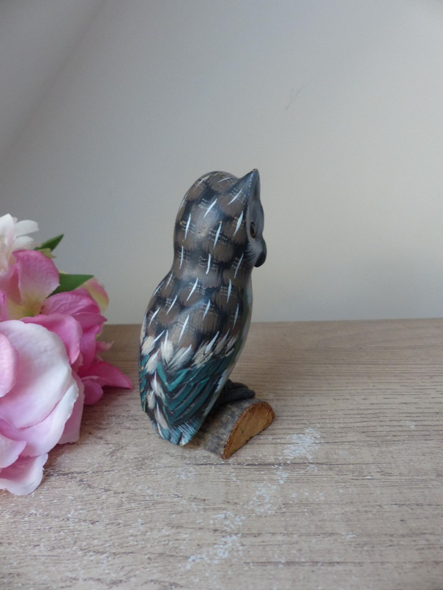 Statuette Chouette en Bois Sculpté – Figurine Vintage Peinte à la Main sur Socle Écorce | Décoration Maison de Campagne, Cottage ou Ferme