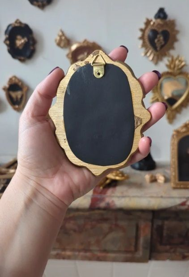 Cadre baroque doré vieilli cœur sacré