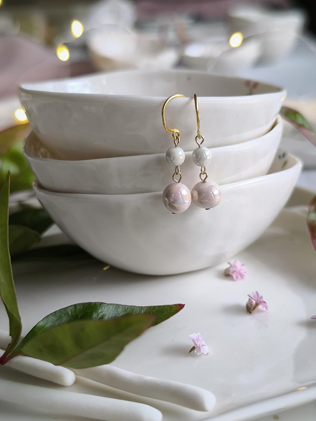 Pinky pearl hanging earrings