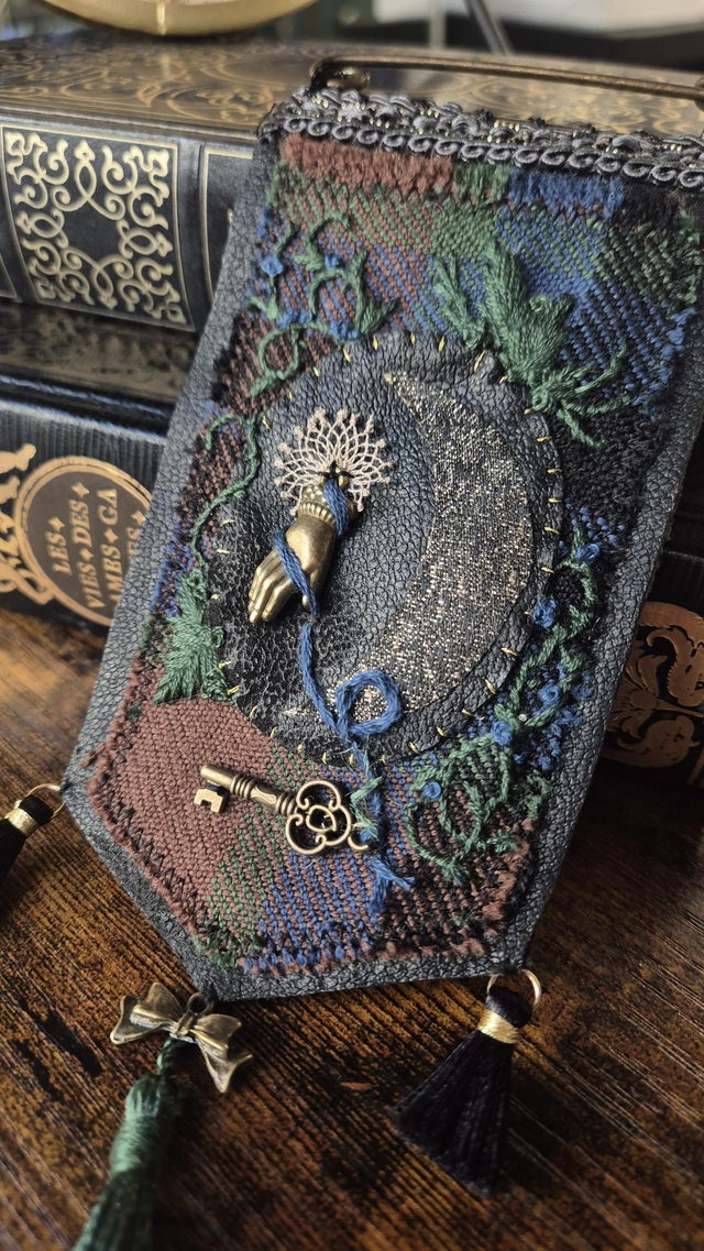 Fanion "Key of the Moon"