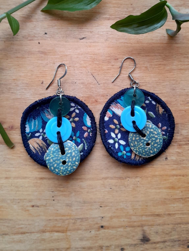 A- Boucles d'oreilles rondes boutons bleues