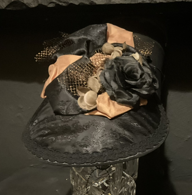 Victorian style percher (black/beige)