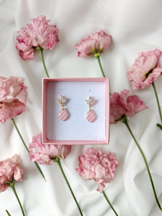 Valentinova kolekcija Roza pentlja - mali viseči uhani s črtami