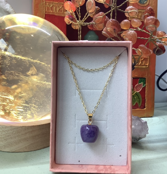 Pendentif pomme en Charoïte