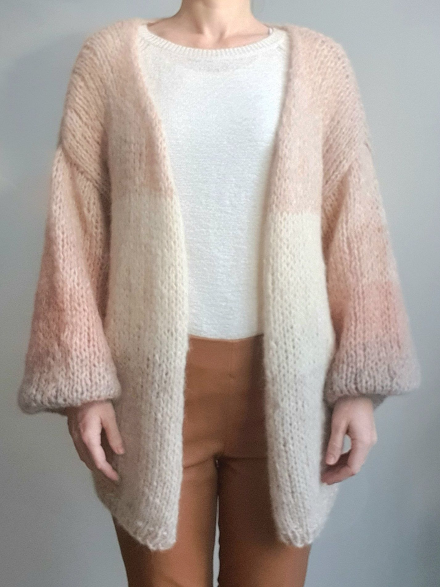 Lang handgebreid luxe damesvest in alpaca en zijde met ballonmouw