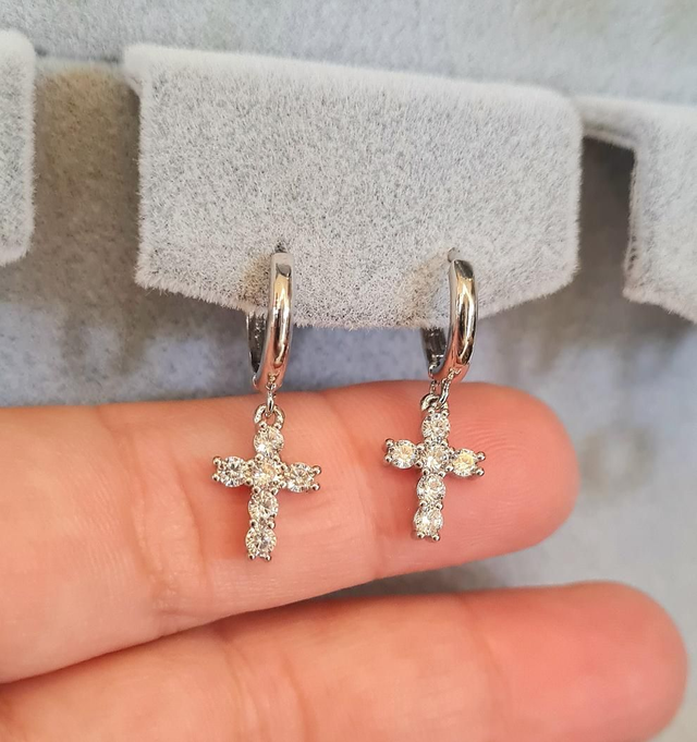 Dormeuses en acier inoxydable argent avec croix incrustés de zircons