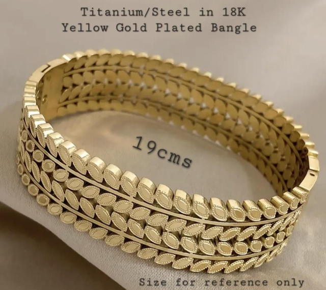 Stunning 18K Yellow Gold Overlay Bangle.