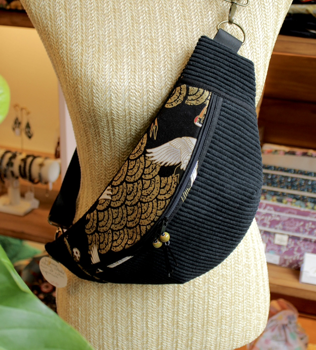 Banane velours noir et motifs grues / Le petit atelier de Maya 