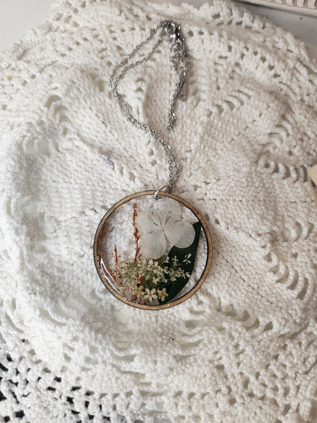 Pendentif rond fleurs séchées blanches et vertes 