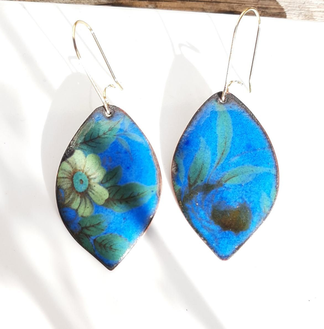 Boucles d&#039;oreilles feuilles bleues fleuries