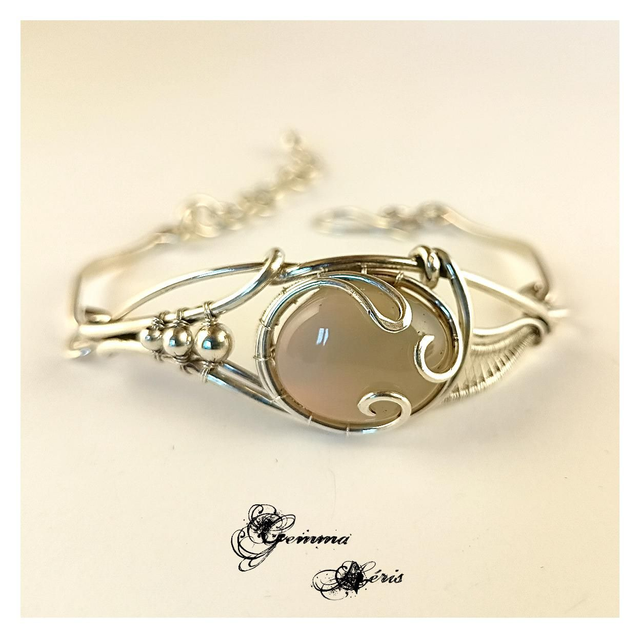 Casablanca - un bracelet qui mêle finesse, symbolisme et distinction,