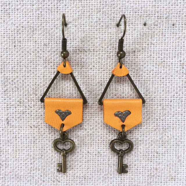 Boucles d’oreilles « Clé de fa » bronze, cuir safran, breloque clé