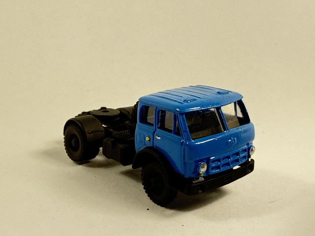 MAZ-504 Zugmaschine DDR H0 1:87