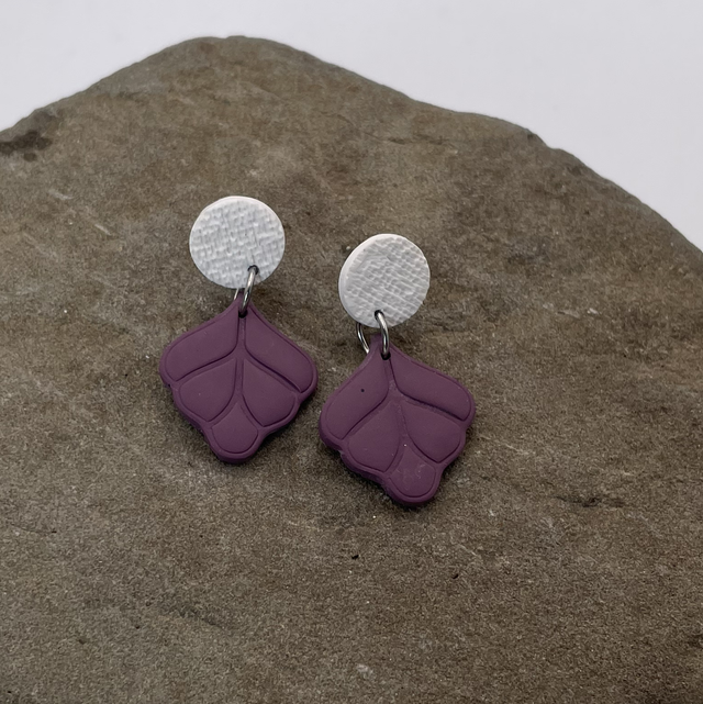 White & plum drops 