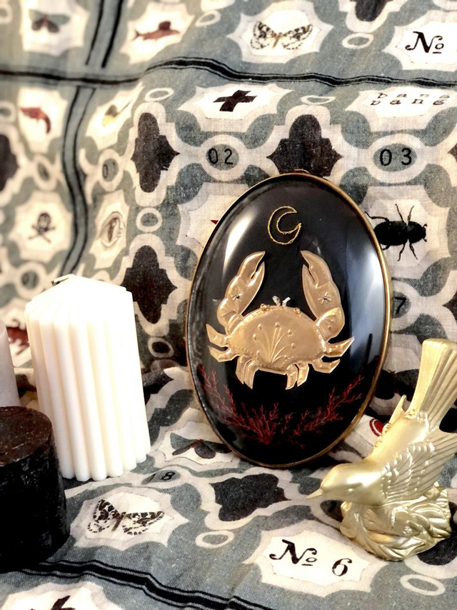 Crabe de métal doré, décors fonds marins brodés