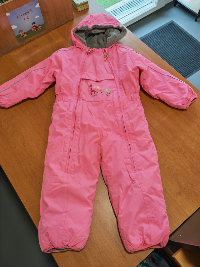 Combinaison de ski rose en 3 ans