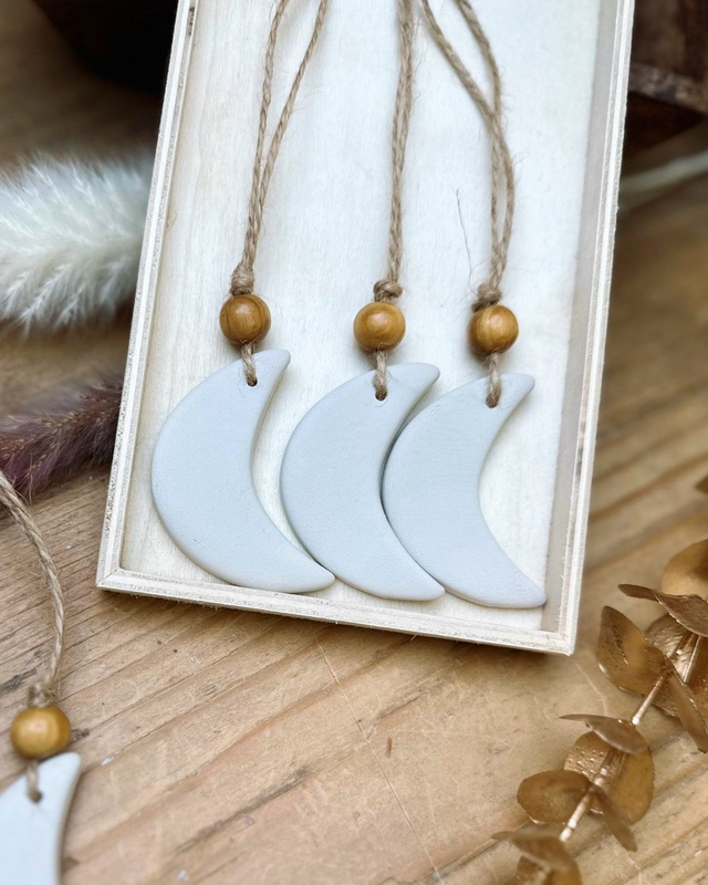 MOON, Lune en argile, décoration à suspendre