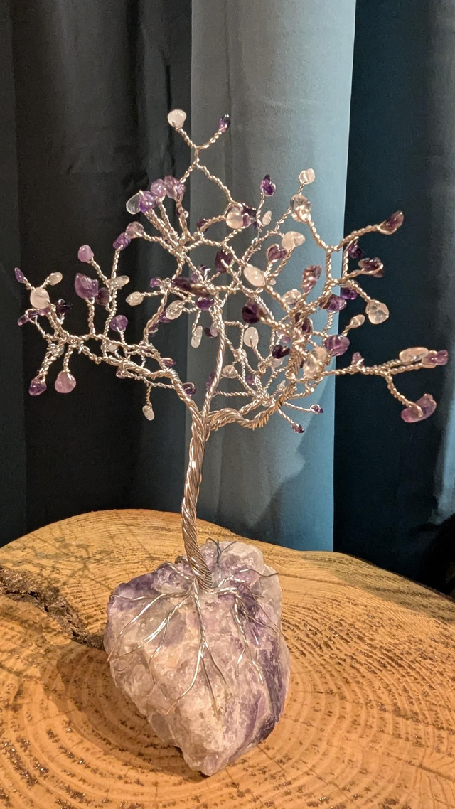 Arbre éternel d&#039;Améthyste et de Quartz sur rocher d&#039;Améthyste 