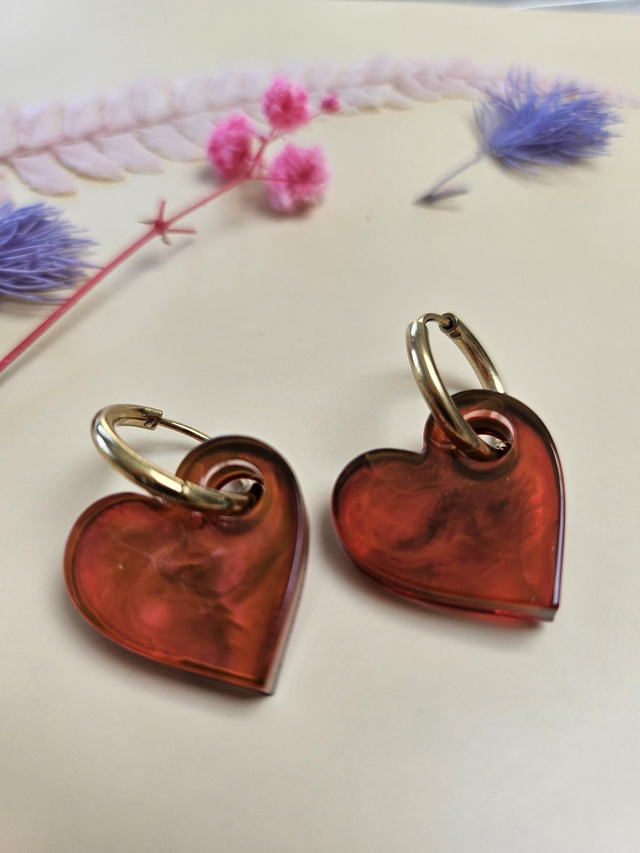 Boucles d&#039;oreilles en résine - Coeurs rouges 