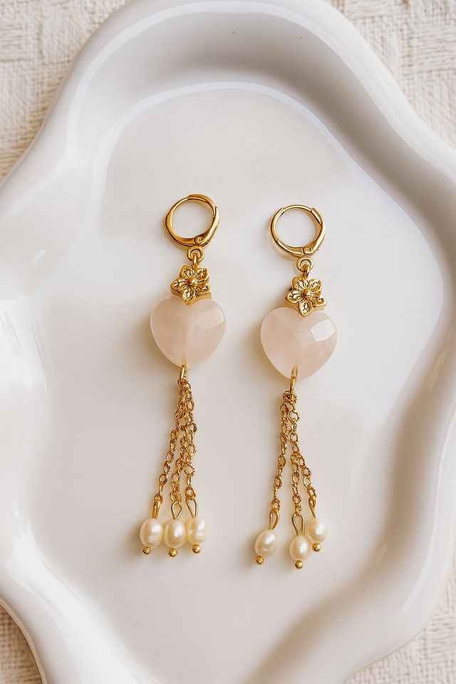 Orecchino in argento placcato oro, catena in argento placcato oro 24k cuore di quarzo rosa, e perle chicco di riso.