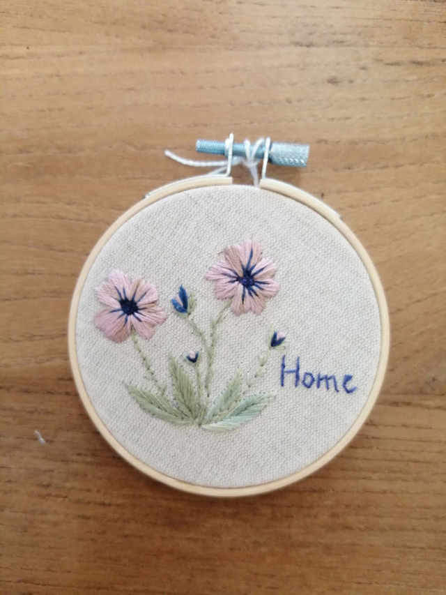 Tambour brodé Home fleurs mauves