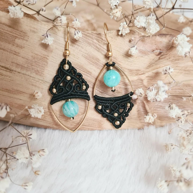 Boucles d'oreilles asymétriques pendantes légères en macramé avec perles naturelles.