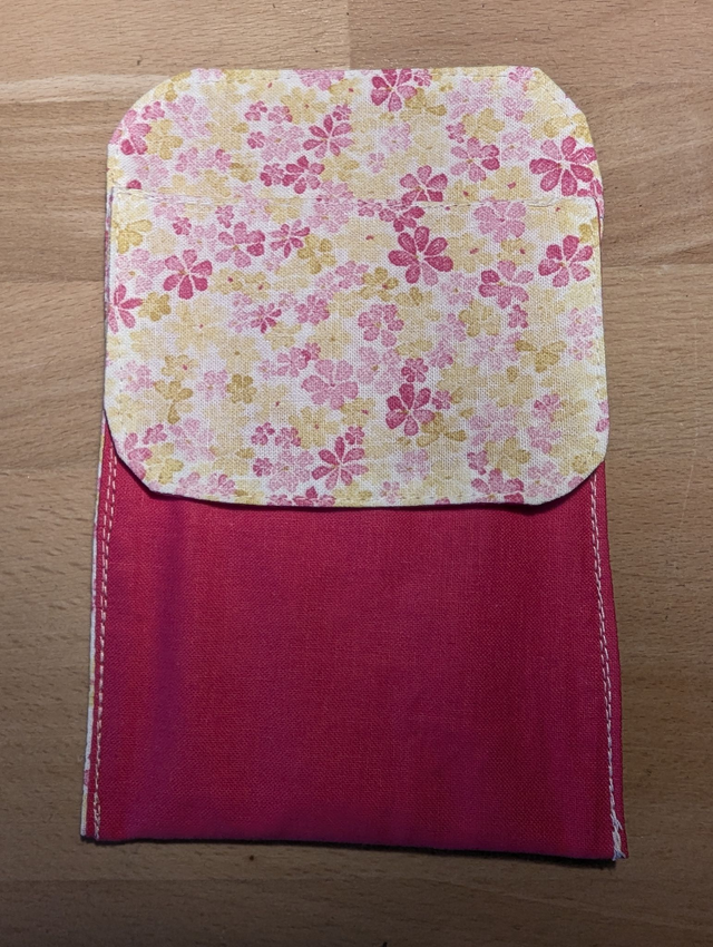 Pochette rose et petit  fleur jaune