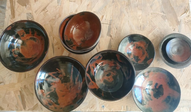 Ensemble de pièces en grès émaillé noir et rouge — coupelles et bols faits main