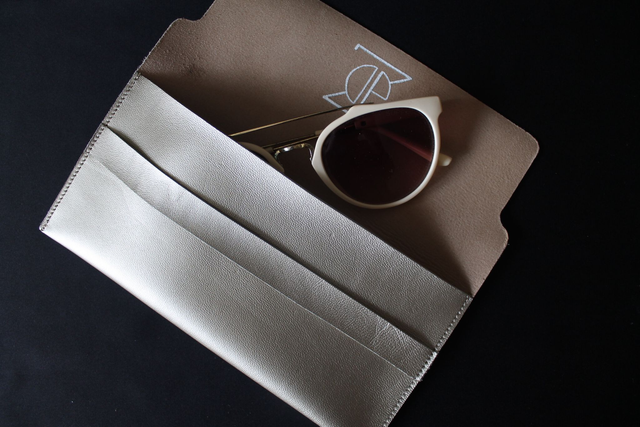 Etui à lunettes plat, cuir veau doré, fermeture à rabat avec bride et le logo peint couleur blanc à l’intérieur