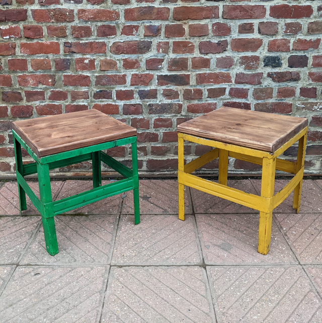 Tabourets en bois ou bout de canapé colorés